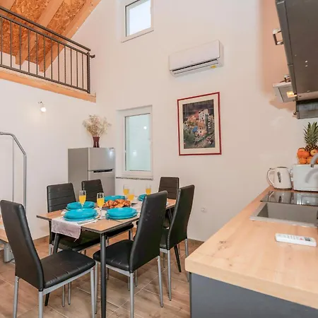 In With Kitchen Zavojane